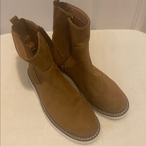 Universal Thread Tan Suede Boots
Brand: Universal Thread (a Target brand)
SZ 8